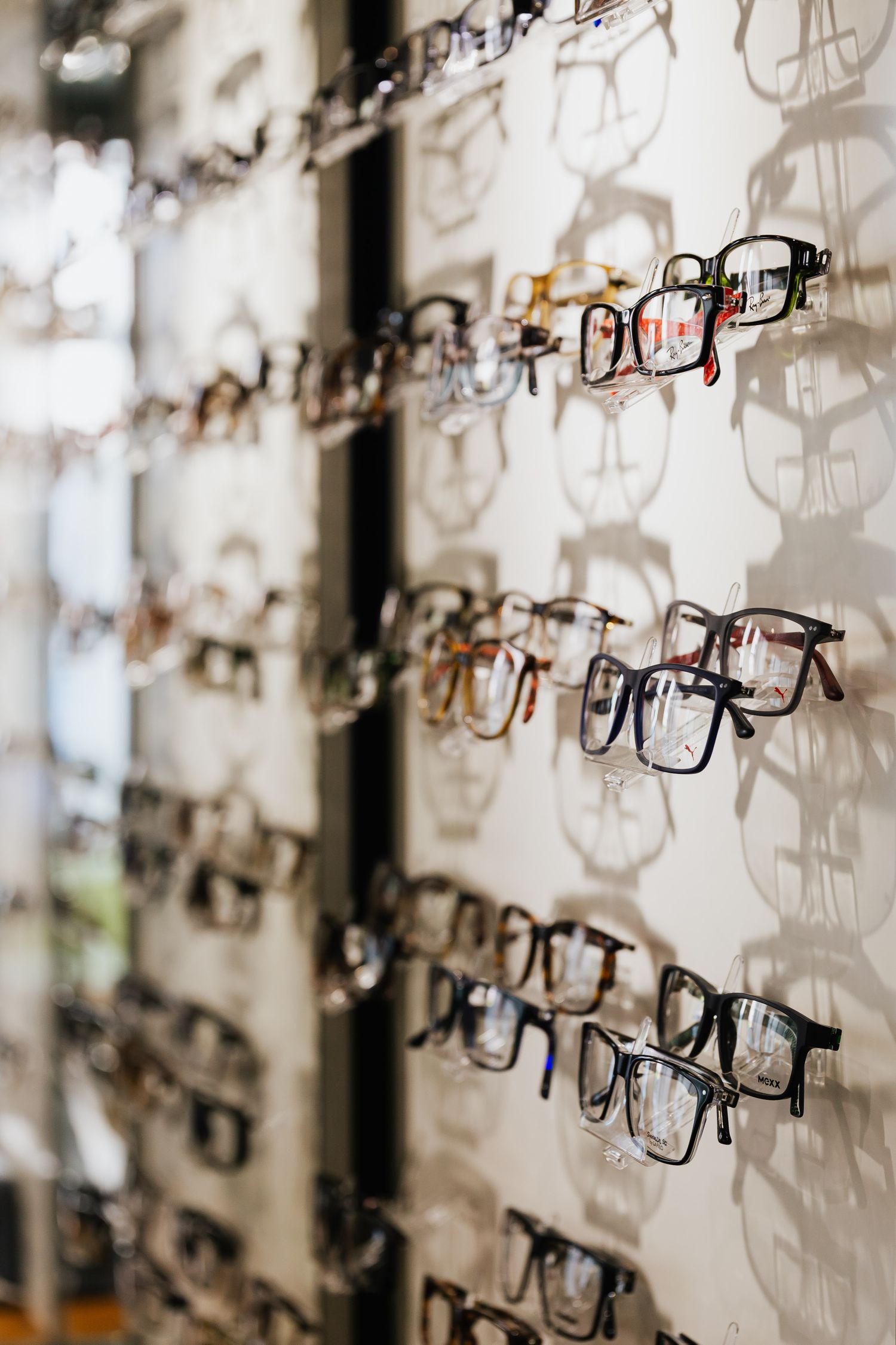 Wall display of spectacle frames in an optical dispensary